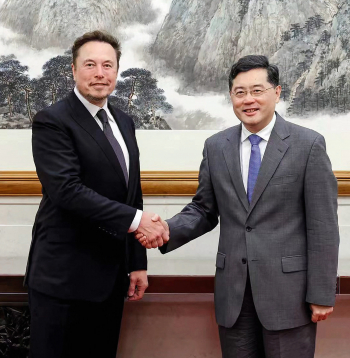 Īlons Masks tiekoties ar Ķīnas ārlietu ministru Cjinu Gangu Pekinā.
