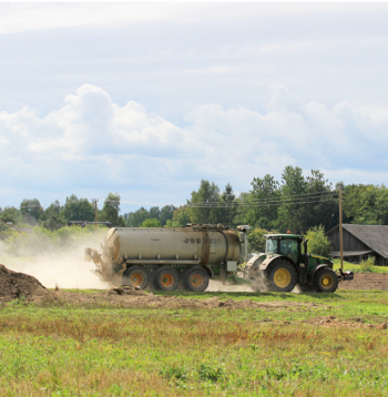 Kūtsmēslu izkliedēšana. Ilustratīvs attēls.