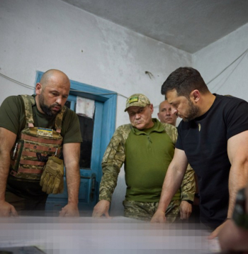 Ukrainas prezidents Volodimirs Zelenskis tiekas ar karavīriem.