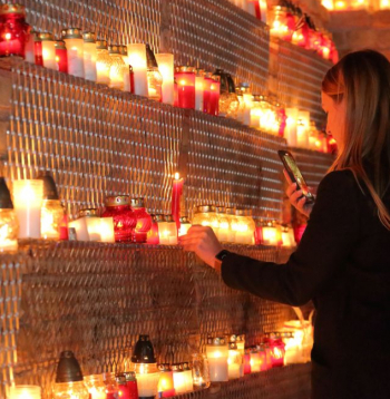 Lāčplēša diena. Svecītes pie Rīgas pils.