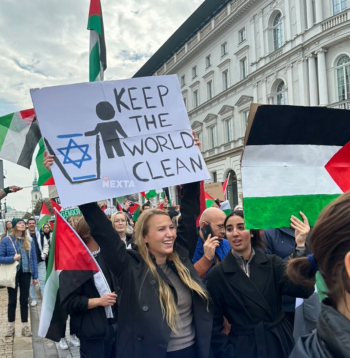 Norvēģu studente ar antisemītisku plakātu.