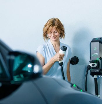 Elektroauto uzlāde.