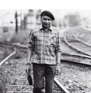 Ojārs Vācietis pie dzelzceļa sliedēm Pārdaugavā. 1981. gada augusts