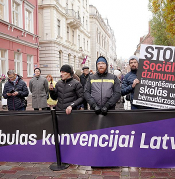 Pie Saeimas vakar bija ieradušies arī protestētāji, kuri iebilst pret Stambulas konvencijas ratifikāciju.