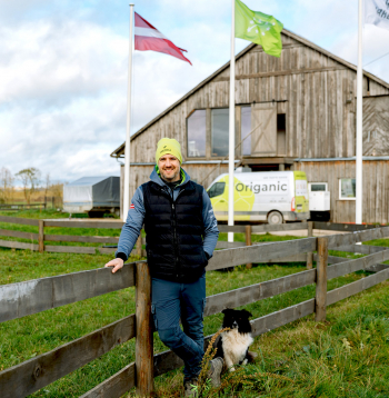 "Nākotnes mērķi ir saistīti ar bioloģiskās gaļas tirgus daļas stiprināšanu un palielināšanu, kas Latvijā, salīdzinot ar citām attīstītajām Eiropas valstīm, pagaidām ir neliela," atzīmē saimniecības īpašnieks Ričards Kalnciems.