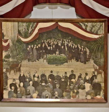 Unikālā vēstures relikvija – Viļa Rīdzenieka lielformāta kolorētā fotogrāfija "Latvijas valsts pasludināšana 1918. gada 18. novembrī".