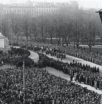 Brīvības pieminekļa atklāšana 1935. gada 18. novembrī. Monumentu ceļā no idejas līdz tapšanai pavadīja gluži latviska ķīvēšanās un vilcināšanās, taču okupācijas gadi tautas apziņā to padarīja par neapstrīdamu valstiskuma simbolu.