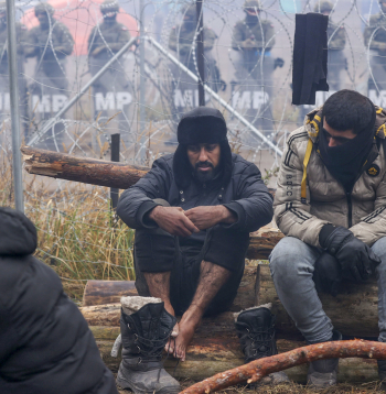 Nelegālie migranti pie ES robežas.