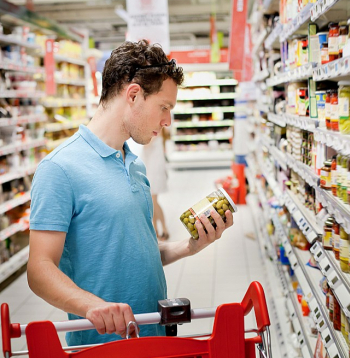Preces cenu veikalā veido tās ražošana, iegāde, mārketinga izmaksas, darbaspēka un citas izmaksas, taču privātās preču zīmes īpašnieks meklē un atrod veidu, kā ieekonomēt šīs izmaksas, tādējādi daudzos gadījumos nodrošinot zemāku cenu.