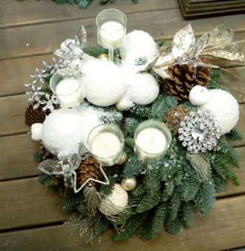 Adventes vainags vienotā krāsu tonī.