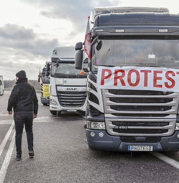 Protestētāju furgons pie Hrebennes robežpārejas punkta Polijā. Robežas blokāde Ukrainas ekonomikai līdz šim nodarījusi aptuveni daudzu miljonu eiro zaudējumus.