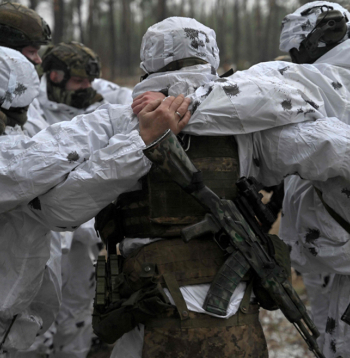 Ukrainas armijas karavīri piedalās mācībās Harkivas apgabalā.