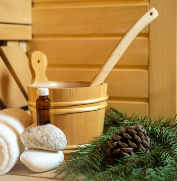 Klāt ir ziema, gada tumšākais laiks, taču arī tā ienes pirtī savas krāsas un sajūtas ar zaļo skuju aromātu un sniega baltumu.