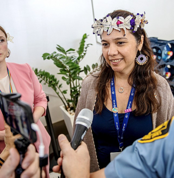 Māršala Salu klimata sūtne Tina Stege ANO klimata pārmaiņu konferences noslēgumā 13. decembrī atbild uz žurnālistu jautājumiem.