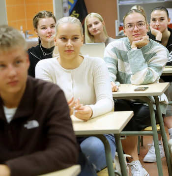 Skolēni klasē Tartu Jana Poskas Valsts ģimnāzijā.