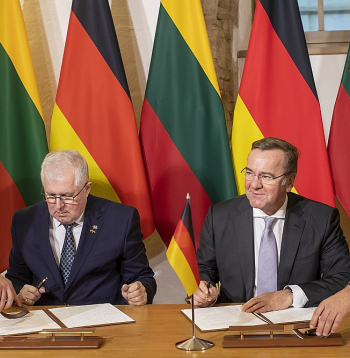 Lietuvas un Vācijas aizsardzības ministri Arvīds Anušausks un Boriss Pistoriuss pirmdien Viļņā parakstīja plānu Vācijas armijas brigādes izvietošanai Lietuvā. 