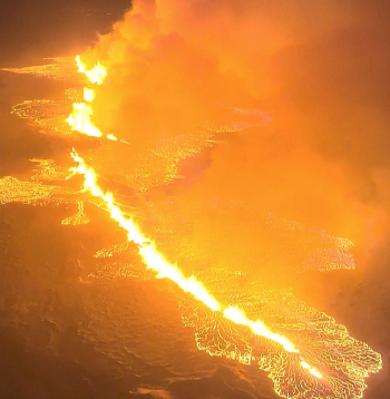Vulkāna izvirdums Islandē sācies pāris kilometru attālumā no Grindavīkas pilsētas, kuras iedzīvotāji tika evakuēti jau novembrī. Lava oranži sarkanīgā krāsā no zemes izplūst pa četrus kilometrus garu plaisu.
