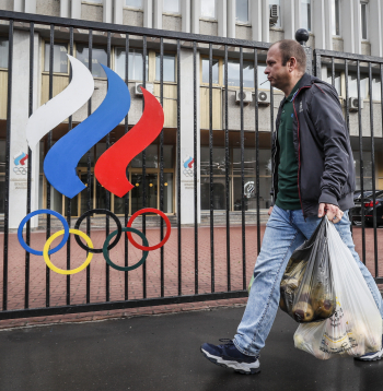 Olimpiskie apļi un Krievijas karoga krāsas.