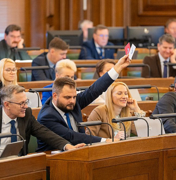 Ne koalīcijas, ne opozīcijas deputāti nav gatavi balsot par algu iesaldēšanu vai pašreizējās atalgojuma sistēmas pārskatīšanu.