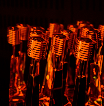 "Zelta mikrofons". "Zelta mikrofons".