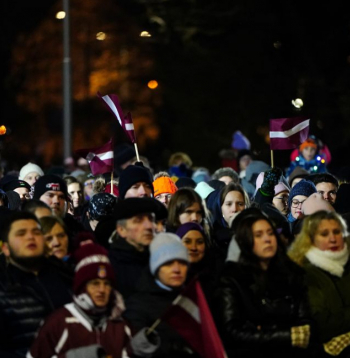 Par godu Latvijas Republikas proklamēšanas 105. gadadienai cilvēki sapulcējušies uz svētku koncertu pie brīvības pieminekļa.