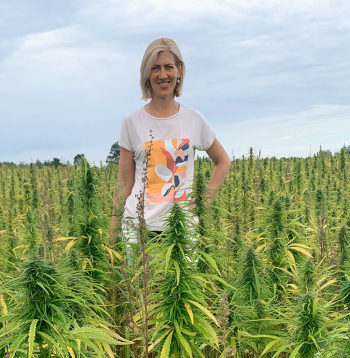 Iveta Pāvula savā kaņepju laukā.