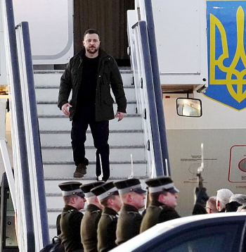 Ukrainas prezidents Volodimirs Zelenskis ierodas Rīgas lidostā.