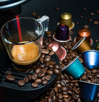 Jaunā Nīderlandes kafijas ražotāju organizācija "KCR-NL", kas iecerējusi aktivizēt izlietoto kafijas kapsulu savākšanu, cer, ka gadā šādi varētu izdoties savākt 1,5 miljonus kilogramu alumīnija, ko tad varētu pārstrādāt atkārtoti.