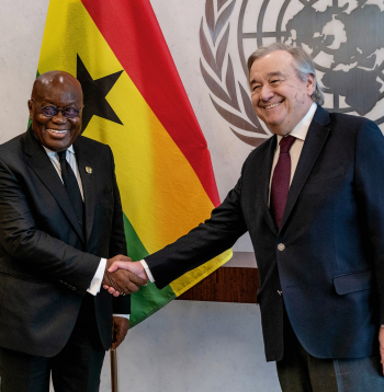 ANO ģenerālsekretārs Antonio Gutērrešs (no labās) sarokojas ar Ganas prezidentu Nanu Akufo-Addo.