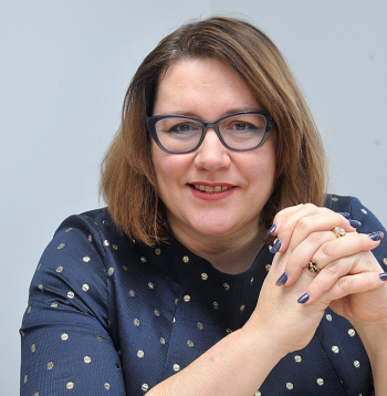 Latvijas Farmaceitiskās aprūpes asociācijas izpilddirektore Kristīni Jučkoviča: "Veselības ministrijas sākotnējais piedāvājums būtībā paredzēja izņemt no šīs sistēmas 35 miljonus eiro, praktiski visu šo summu no aptiekām, prasot tām samazināt zāļu piecenojumus un ieņēmumus, tāpēc arī nešķiet, ka šāds piedāvājums būtu bijis atbalstāms. Izsaku cerību, ka pēc ilgām un smagām diskusijām šāda savstarpēja izpratne starp ministriju un pārējiem zāļu apgādes sistēmas dalībniekiem sāk veidoties."