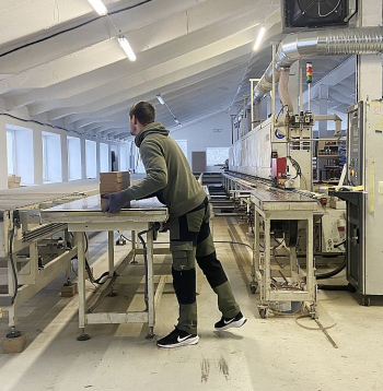 Masīvkoka mēbeļu ražošanas process ražotnē.
