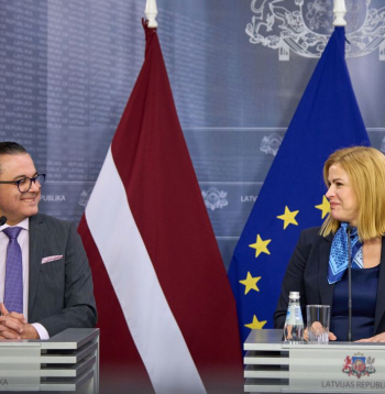 Veselības ministrs Hosams Abu Meri un Ministru prezidente Evika Siliņa preses konferencē pēc valdības sēdes.
