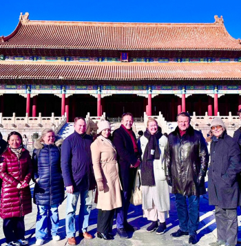 "Latvija pirmajā vietā" Saeimas deputāta un deputātu grupas sadarbībai ar Ķīnas parlamentu priekšsēdētāja Aināra Šlesera delegācijas kopbilde Ķīnā. 