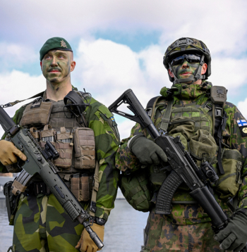Somijas un Zviedrijas karavīri piedalās kopīgās mācībās.
Somija jau ir kļuvusi par NATO dalībvalsti, un drīzumā aliansē
varētu uzņemt arī Zviedriju. Somijas labi apmācītā un teicami bruņotā armija ir vērtīgs papildinājums NATO spēku stiprināšanai Baltijas reģionā.