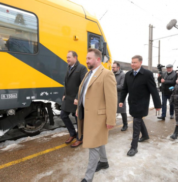 "Pasažieru vilciena" valdes priekšsēdētājs Rodžers Jānis Grigulis, pērn 15. decembrī piedaloties jaunā elektrovilciena pirmajā svinīgajā braucienā, iespējams, neparedzēja, kādas nedienas drīz vajās uzņēmumu.