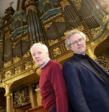 Ērģeļu restaurators Viesturs Ilsums (no kreisās) un Rīgas Doma mūzikas direktors Aigars Reinis.