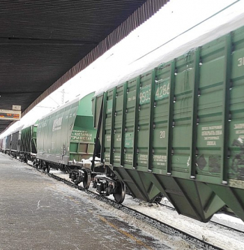 Kravas vilciena vagoni ar uzrakstu krievu valodā "graudi" Rīgas Centrālajā dzelzceļa stacijā.