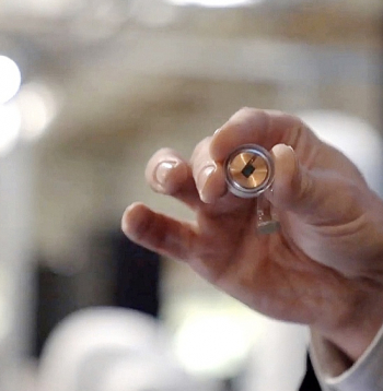 Diskveida neiročips jeb smadzeņu implants "Neuralink".