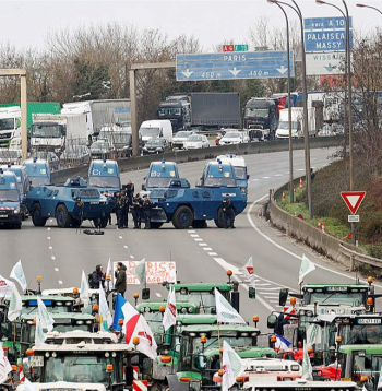Francijas likumsargi Parīzes pievārtē nobloķējusi ceļu, pa kuru lauksaimnieki varētu nokļūt galvaspilsētā.