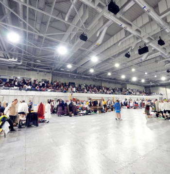 XXVII Vispārējo latviešu Dziesmu un XVII Deju svētku dalībnieki pirms deju lieluzveduma "Mūžīgais dzinējs" ģenerālmēģinājuma Daugavas stadionā.
