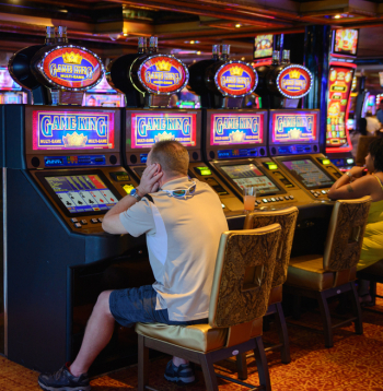 Jau pagājušā gadsimta 90. gadu sākumā Latvijas uzņēmēji
aptvēra, ka ruletes, blekdžeka vai citu kāršu spēļu spēlētāju,
kā arī dārgu kazino apmeklētāju loks vispār vienmēr būs ierobežots, tādēļ azartspēles jāpadara tuvākas tautai, un to var panākt tikai ar spēļu automātu palīdzību.
