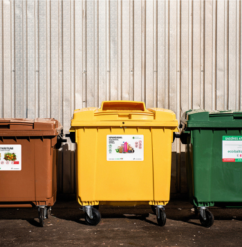Rīgā no 2024. gada 1. marta bioloģisko atkritumu konteineriem jābūt pie katras daudzdzīvokļu ēkas, ja tajā ir vairāk par 10 dzīvokļiem.