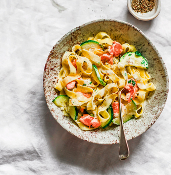 Makaroni ar kūpināta laša mērci.