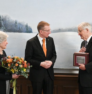 Valsts prezidents Edgars Rinkēvičs (centrā) Rīgas pilī vakar uzņēma Vili Vītolu un Martu Vītolu.