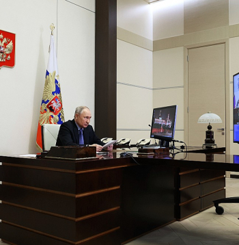 Krievijas diktators Vladimirs Putins, videokonferences režīmā, vadot Krievijas Federācijas Drošības padomes sēdi.