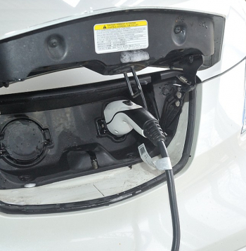 Elektroauto uzlāde.