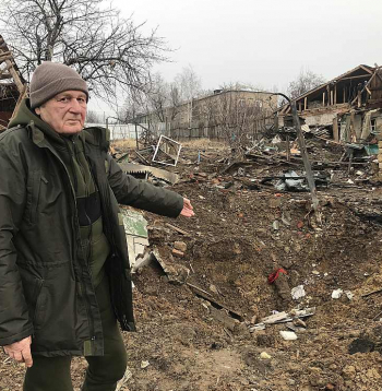 Aleksejevo Družkivkas ciema iedzīvotājs pie krievu raidītās raķetes nodarītā posta. Sagrautas un sapostītas 12 privātmājas.