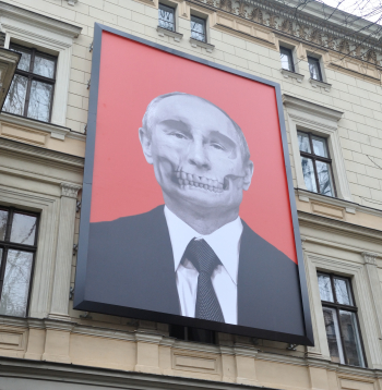 Putina plakāts pie Krievijas vēstniecības. 