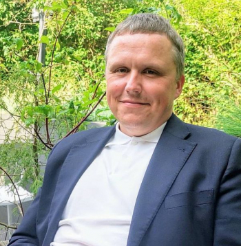 Latvijas Vēja enerģijas asociācijas padomes priekšsēdētājs Gatis Galviņš: "Investīciju apjoms Latvijas atkrastes vēja parku attīstībā Baltijas jūrā līdz 2030.–2033. gadam varētu veidot vismaz četrus miljardus eiro. Ja valsts no savas puses izpilda visus mājasdarbus, Latvijai jūras teritorijā ir iespējams attīstīt vēja parkus ar vismaz 2500 MW jaudu. Savukārt investīciju apjoms sauszemes projektu attīstībā līdz 2030. gadam no asociācijas biedru puses tiek plānots vismaz trīs miljardu eiro apjomā un plānotā uzstādītā jauda ir divi gigavati."