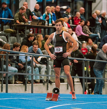 Artūrs Pastors šosezon labojis Latvijas rekordus telpās 300 un 500 metru distancēs. Pasaules čempionātā Glāzgovā viņš piektdien skries 400 metrus.